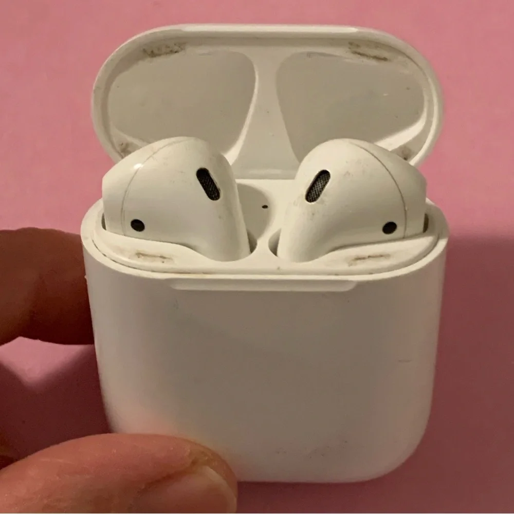 Apple AirPods 1st Generation In-Ear Headsets with Charging Case - White